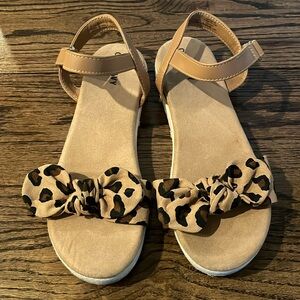 Old Navy leopard print sandals sz 3 GUC